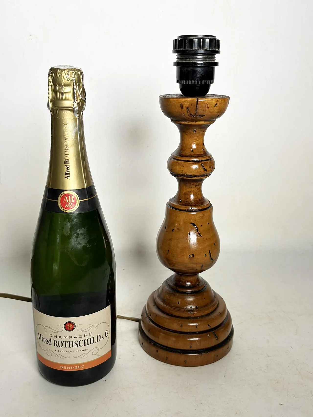 Lampada da tavolo in legno ritorto con patina antica, anni '70 3