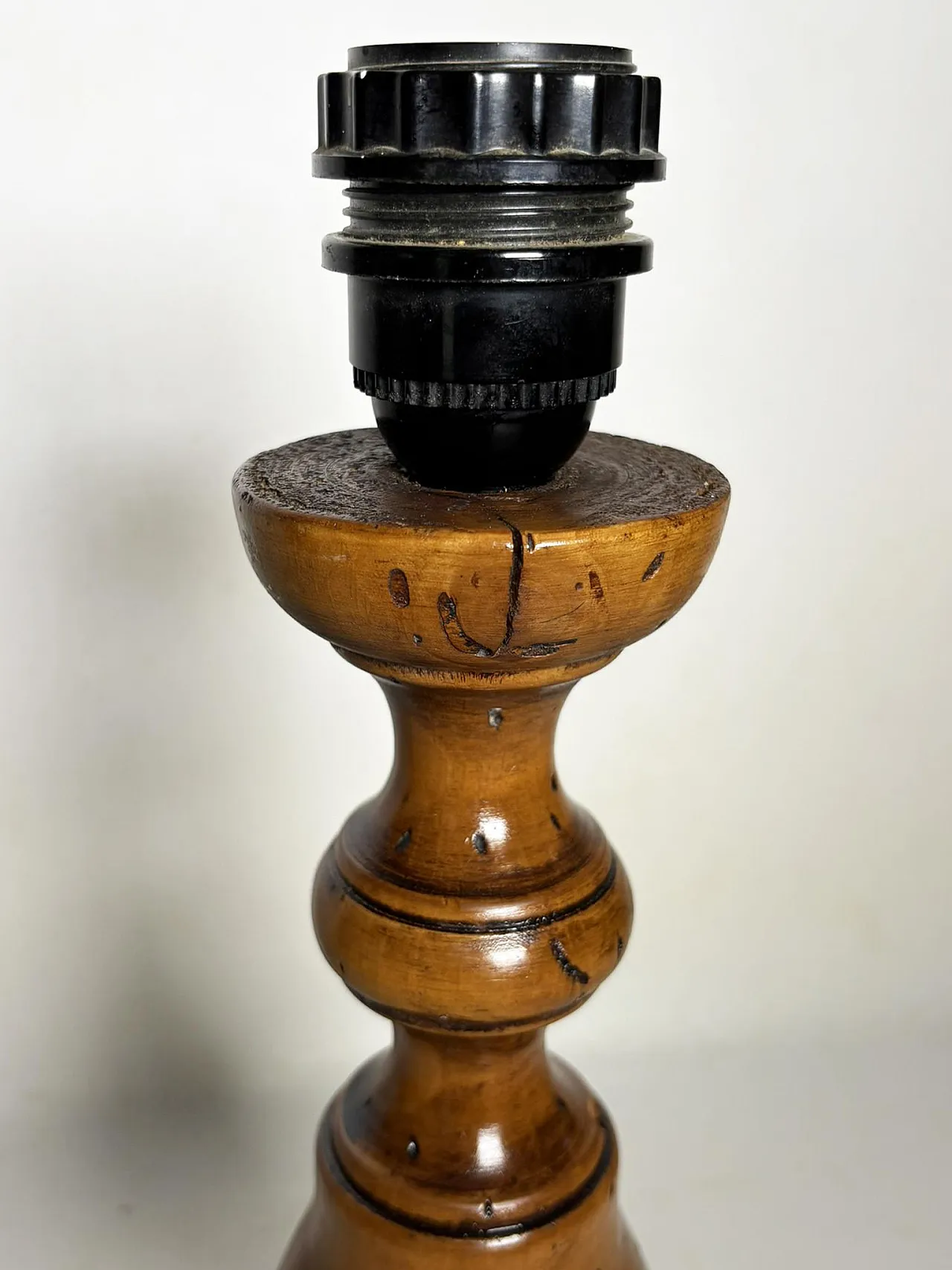 Lampada da tavolo in legno ritorto con patina antica, anni '70 4