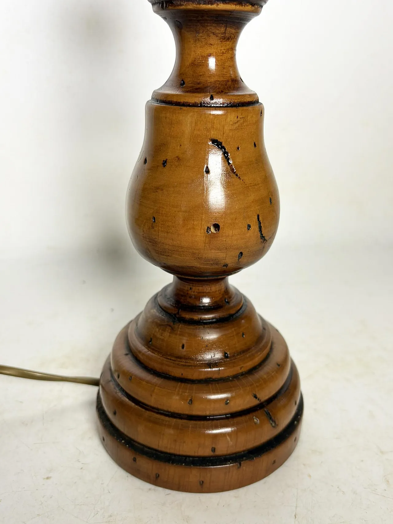 Lampada da tavolo in legno ritorto con patina antica, anni '70 5