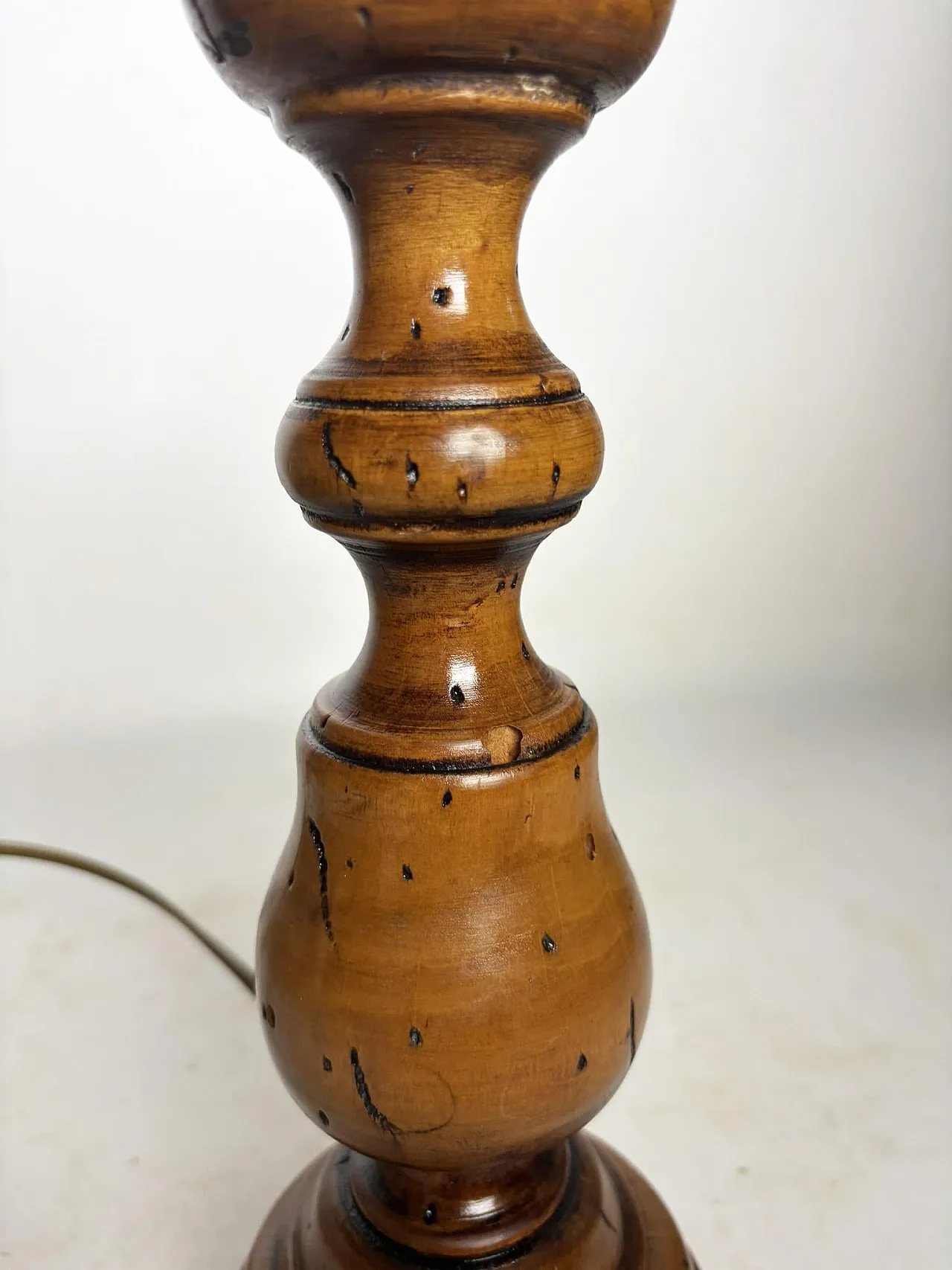 Lampada da tavolo in legno ritorto con patina antica, anni '70 9