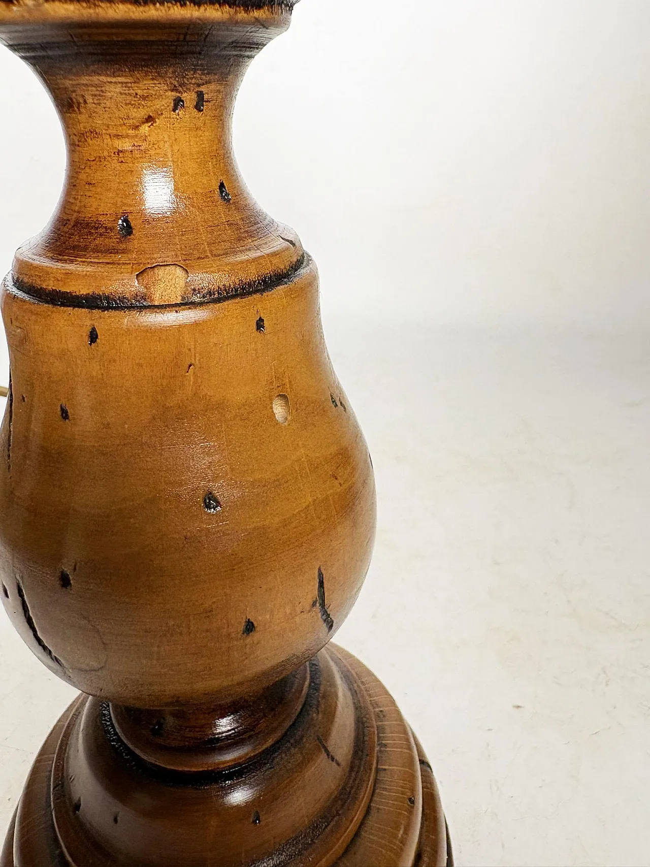 Lampada da tavolo in legno ritorto con patina antica, anni '70 10