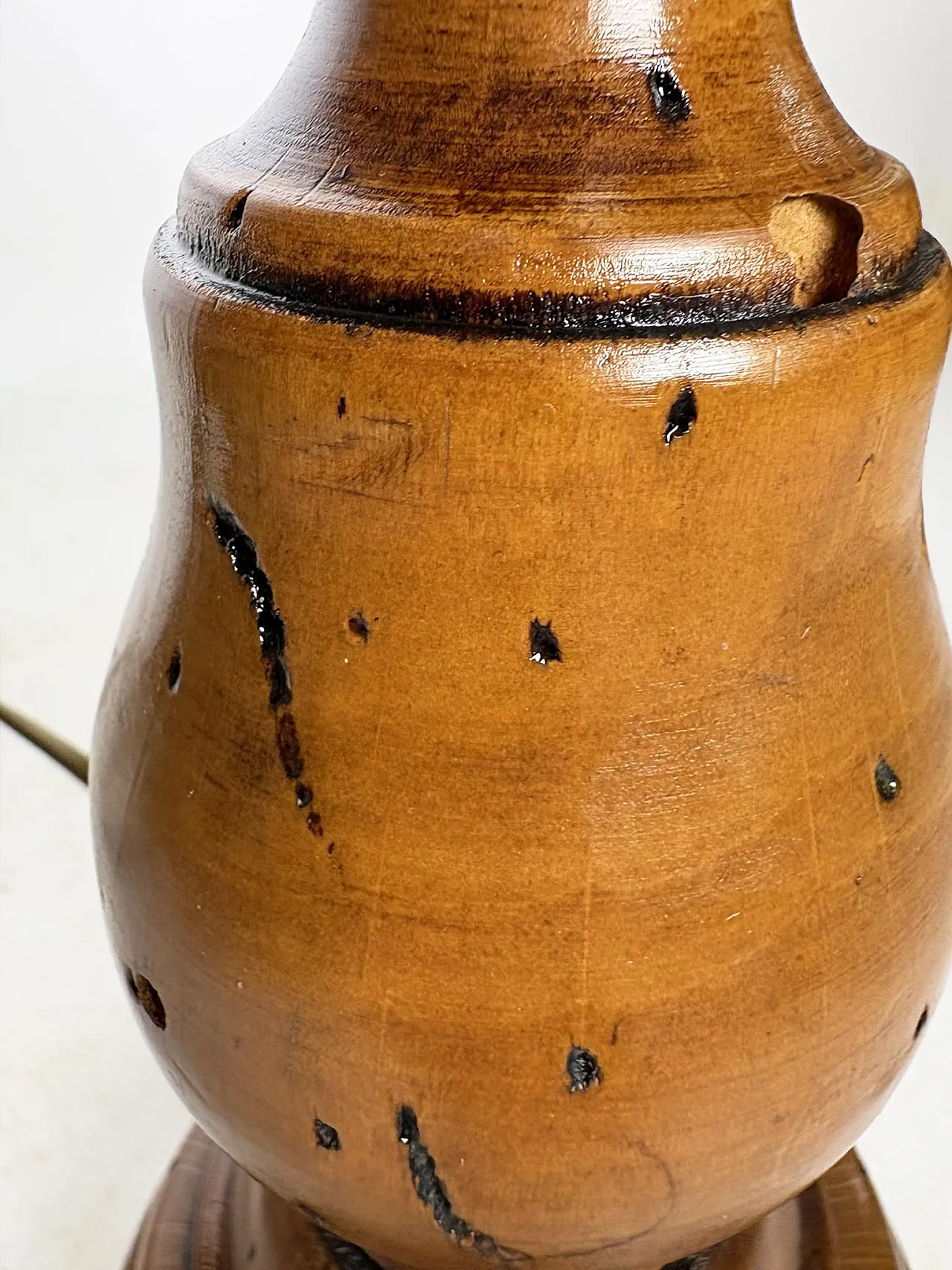 Lampada da tavolo in legno ritorto con patina antica, anni '70 11