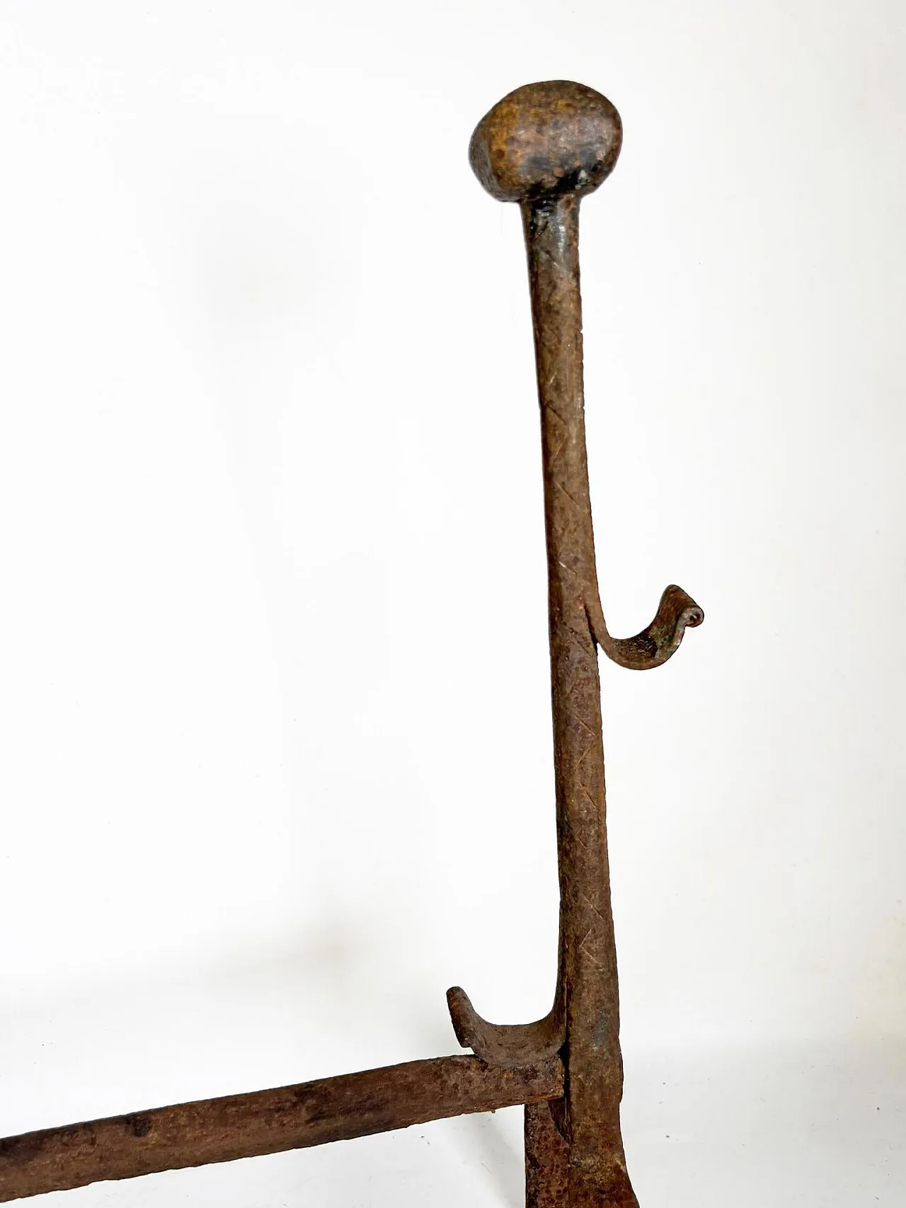 Coppia di candelabri in ghisa, anni '60 8