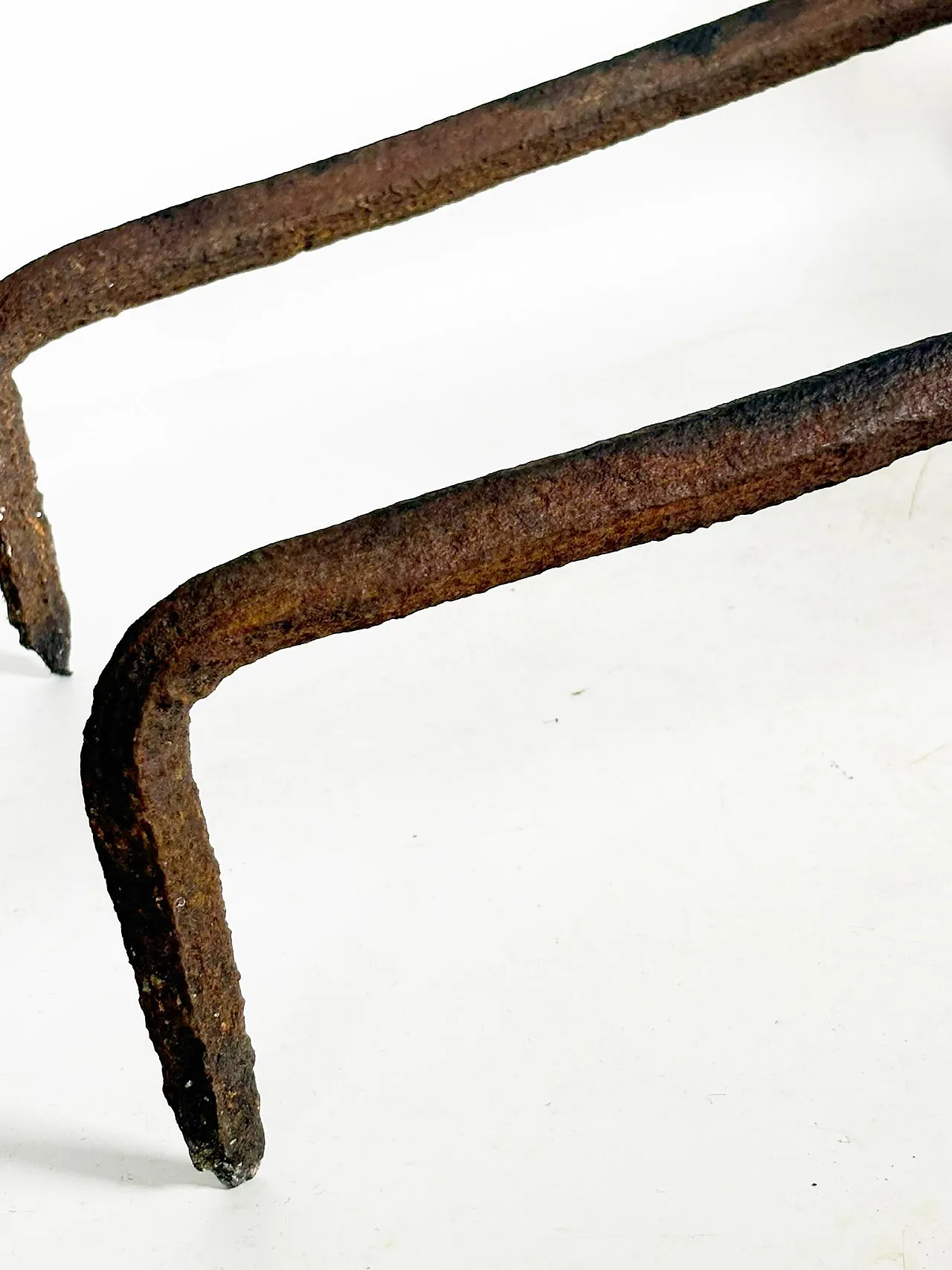 Coppia di candelabri in ghisa, anni '60 10
