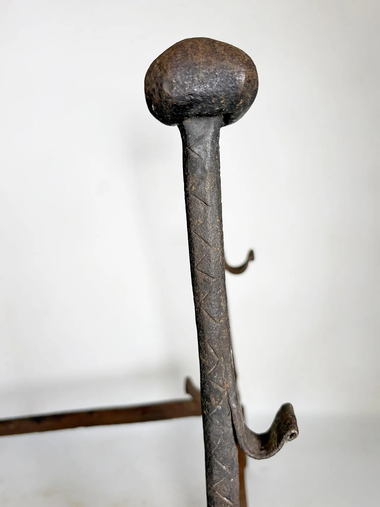 Coppia di candelabri in ghisa, anni '60 13