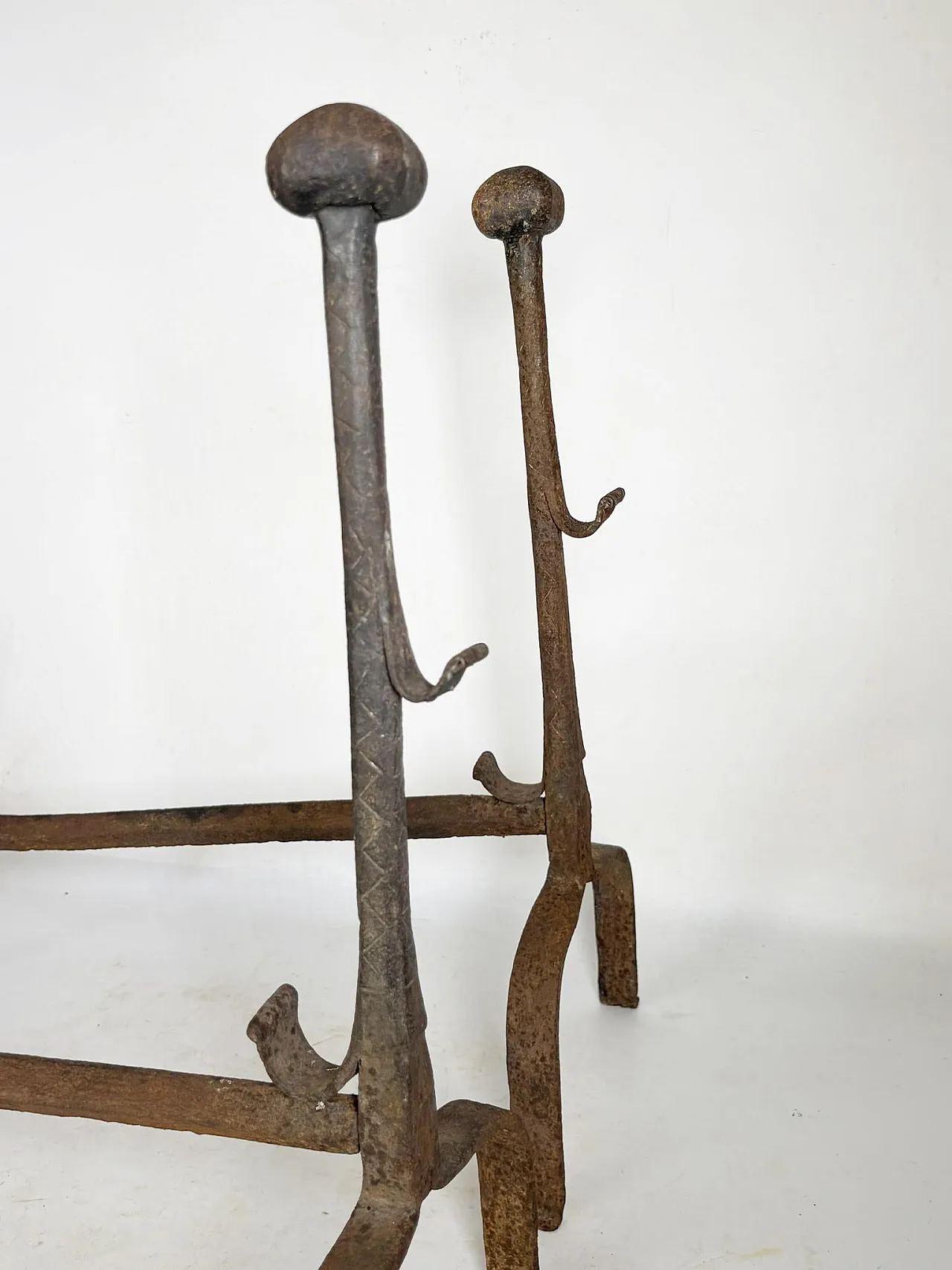 Coppia di candelabri in ghisa, anni '60 14