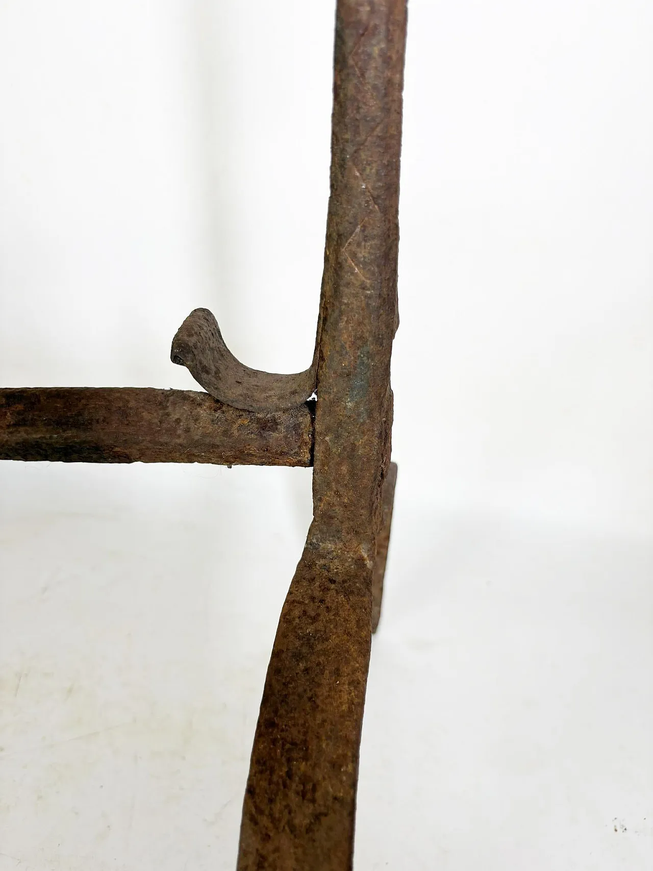 Coppia di candelabri in ghisa, anni '60 16