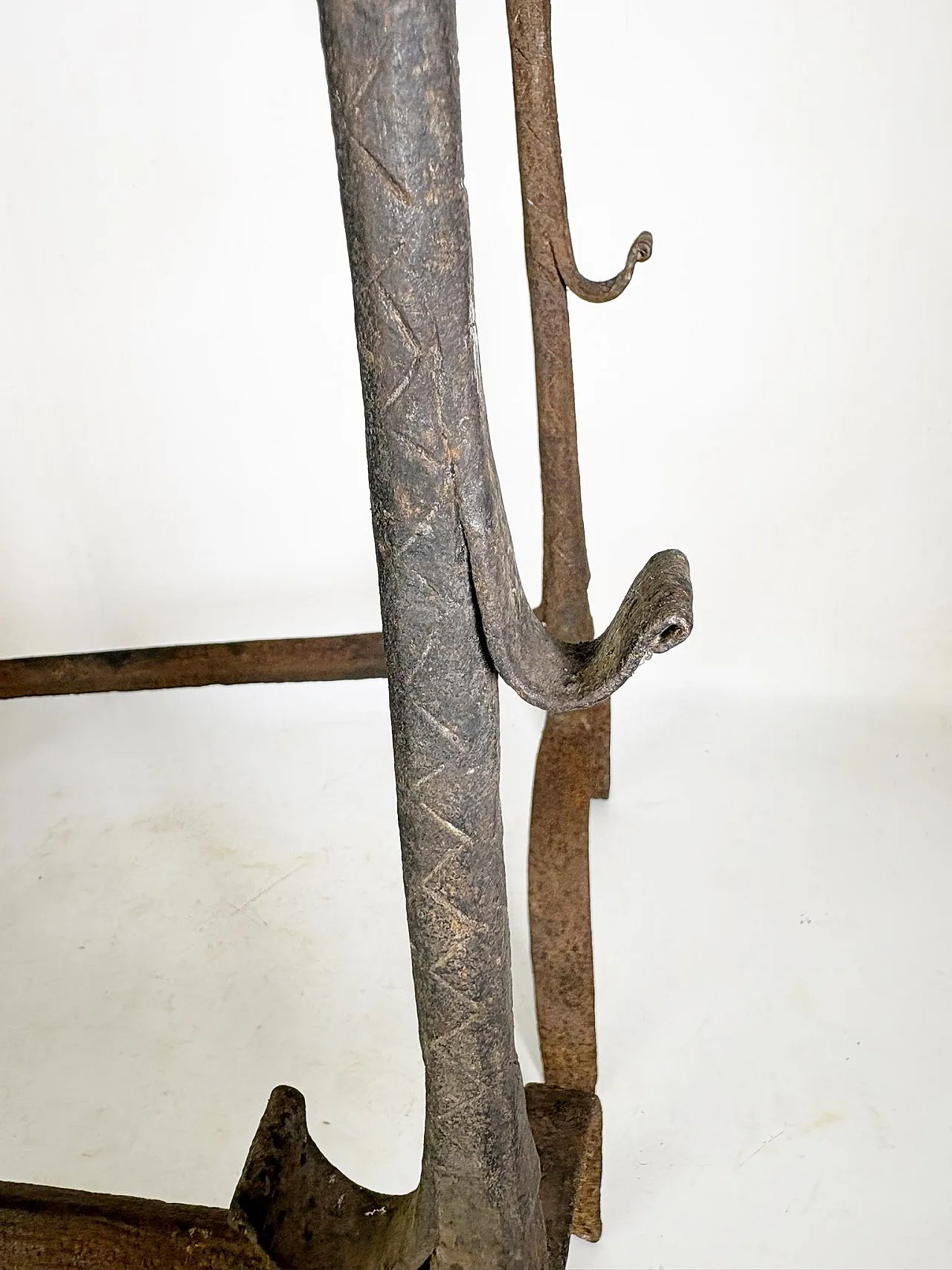 Coppia di candelabri in ghisa, anni '60 17
