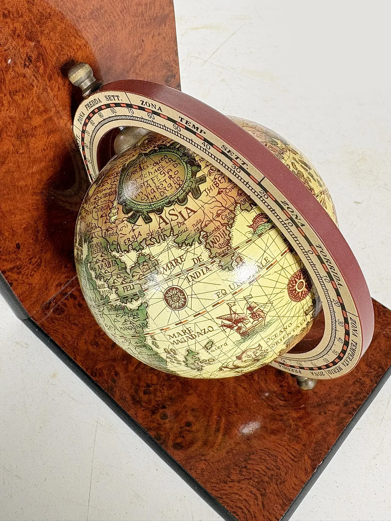 Pair of globe-shaped bookends, 1970s 5