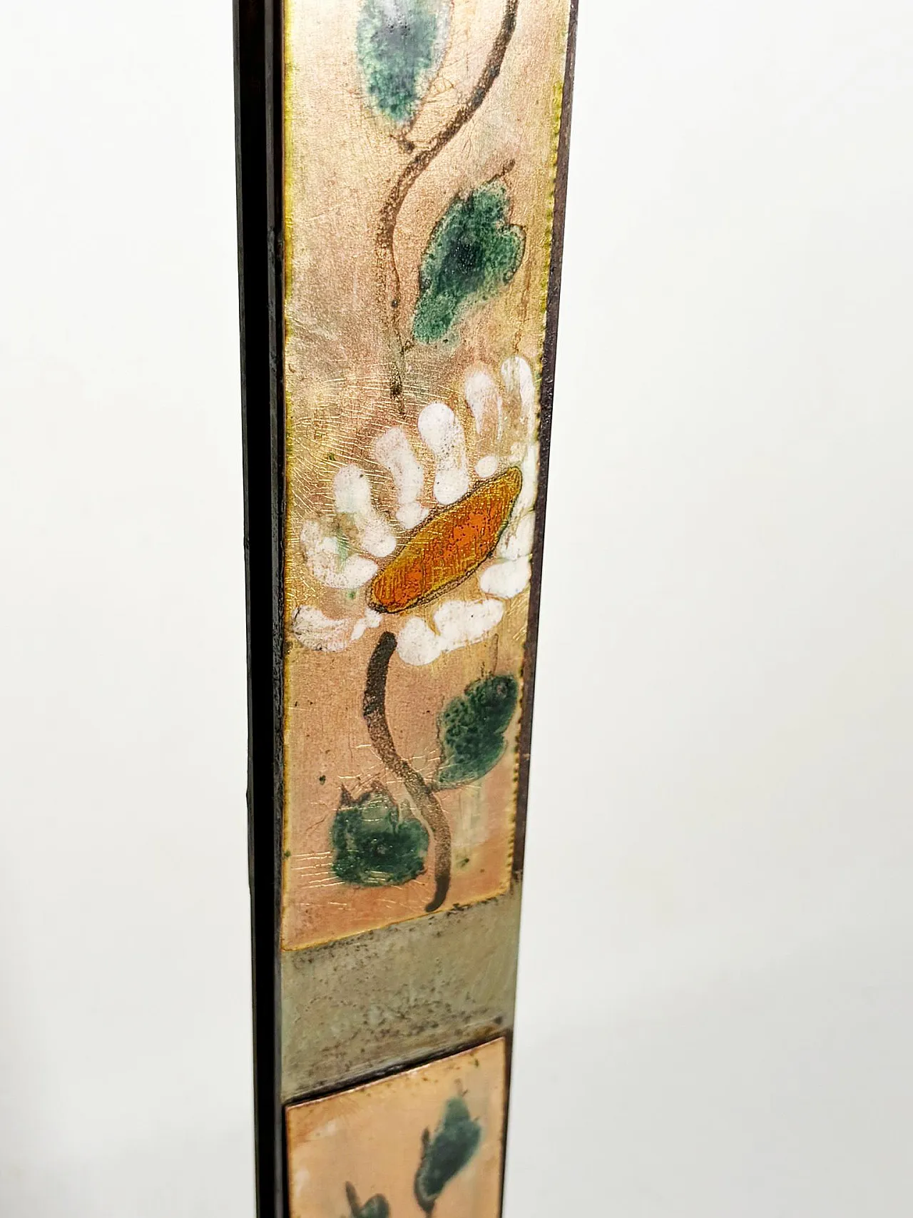 Lampada da tavolo in metallo con decorazione floreale, anni '70 7