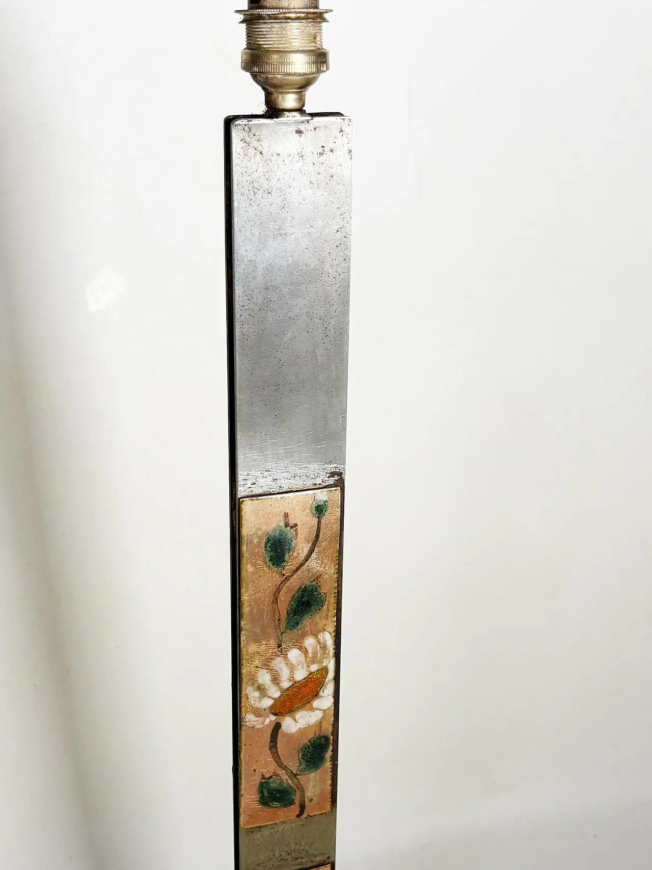 Lampada da tavolo in metallo con decorazione floreale, anni '70 9