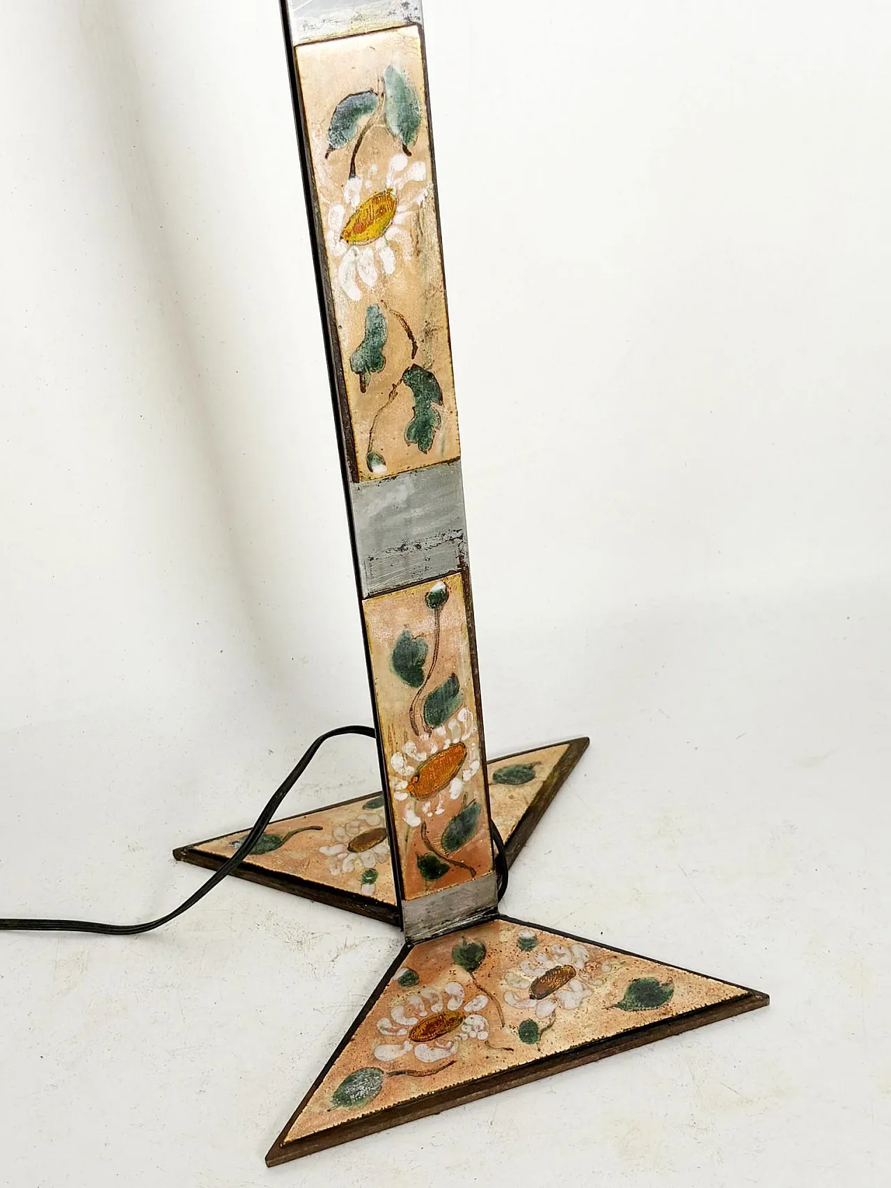 Lampada da tavolo in metallo con decorazione floreale, anni '70 10
