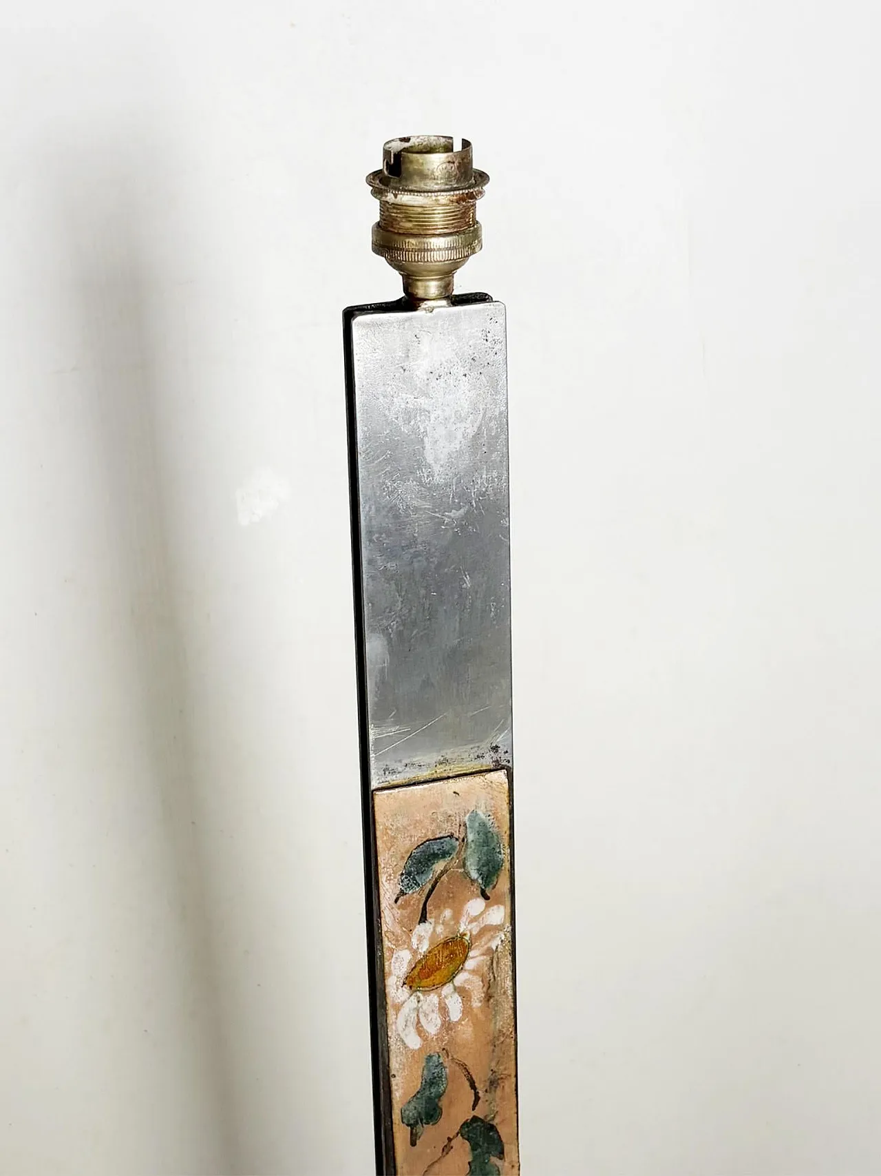 Lampada da tavolo in metallo con decorazione floreale, anni '70 11