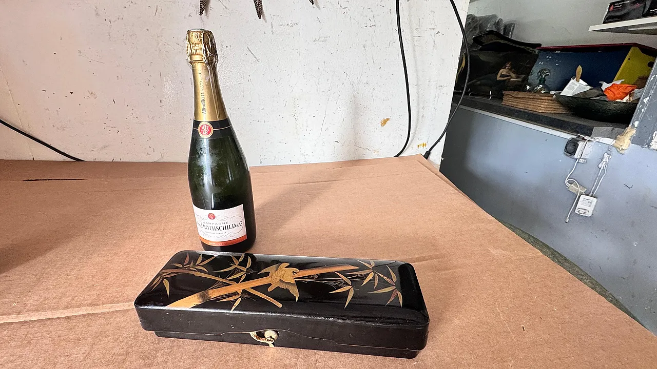 Lacquer box with gold bird and reed motif decorative, 20th Century 2