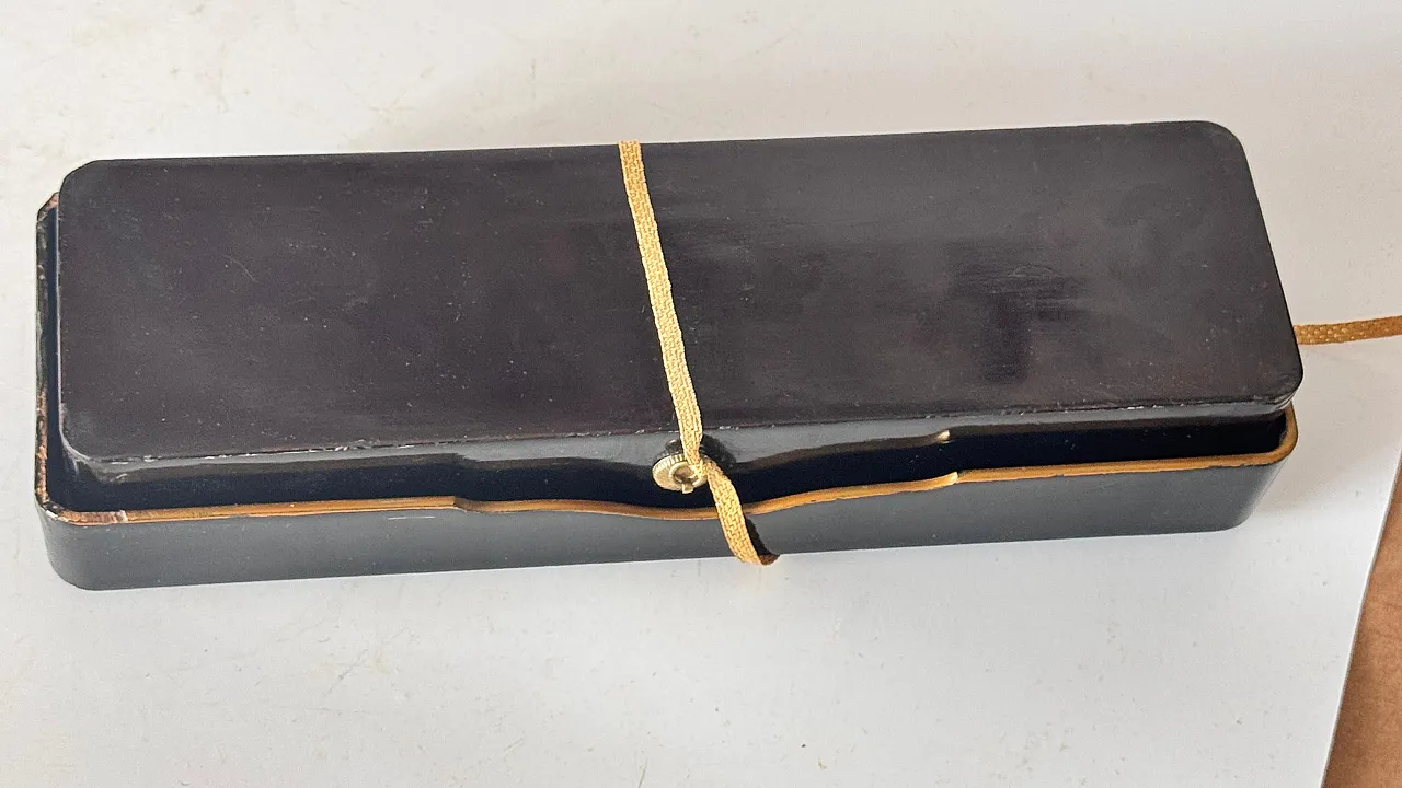 Lacquer box with gold bird and reed motif decorative, 20th Century 4