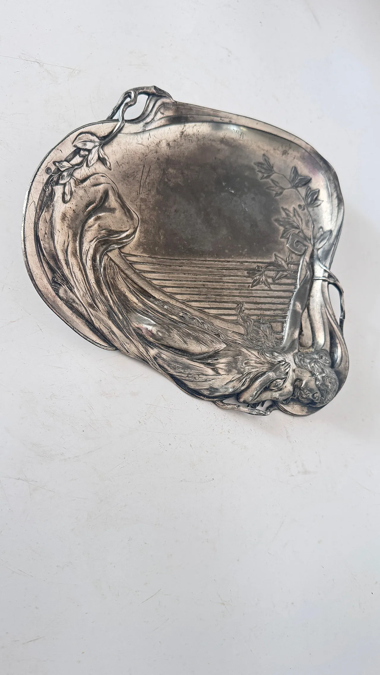 Donna reclinabile in stile Art Nouveau in metallo argentato, anni '20 3