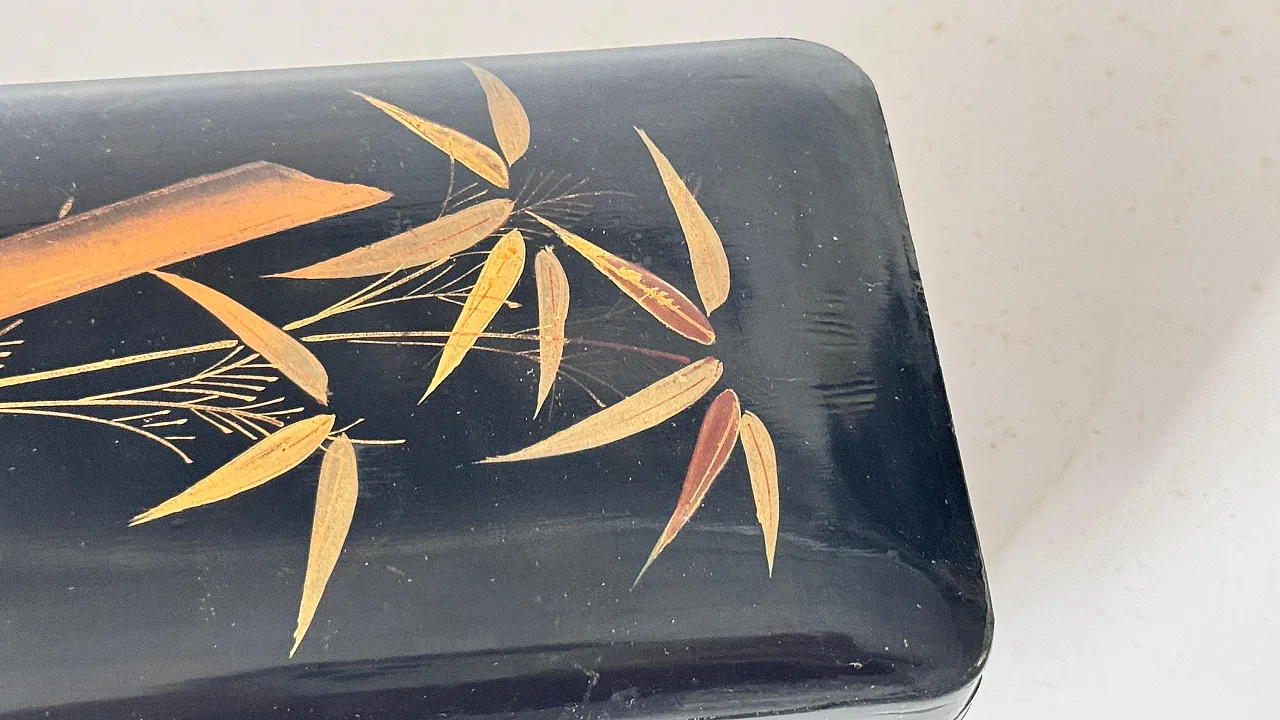 Lacquer box with gold bird and reed motif decorative, 20th Century 9
