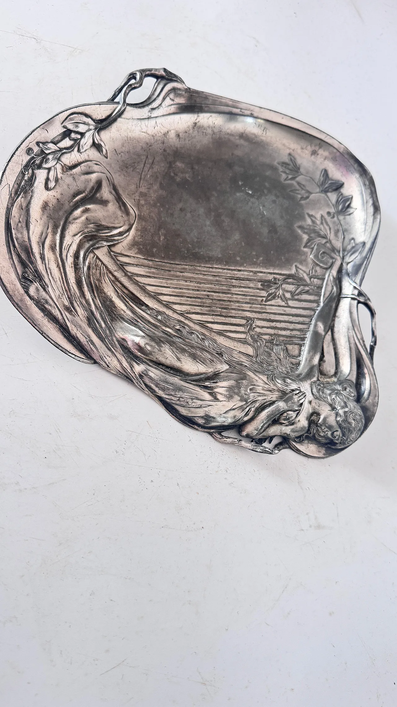Donna reclinabile in stile Art Nouveau in metallo argentato, anni '20 4