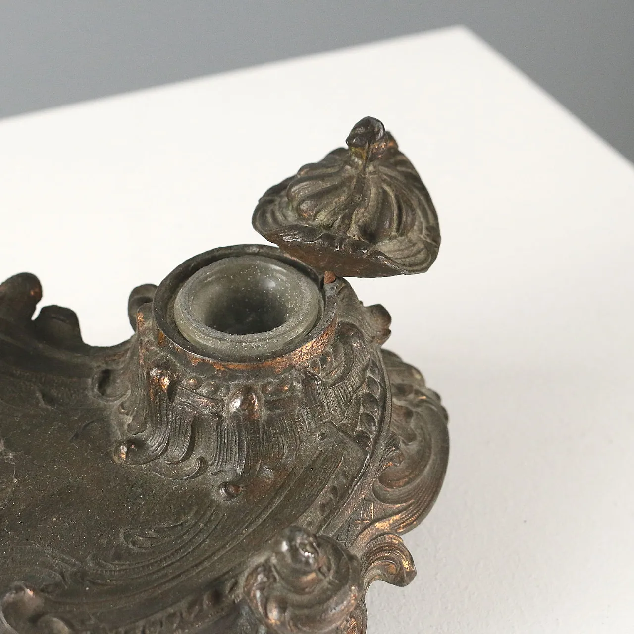 Inkwell in bronze patinated metal, 20th century 6