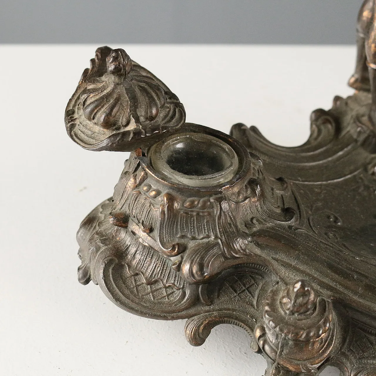 Inkwell in bronze patinated metal, 20th century 7