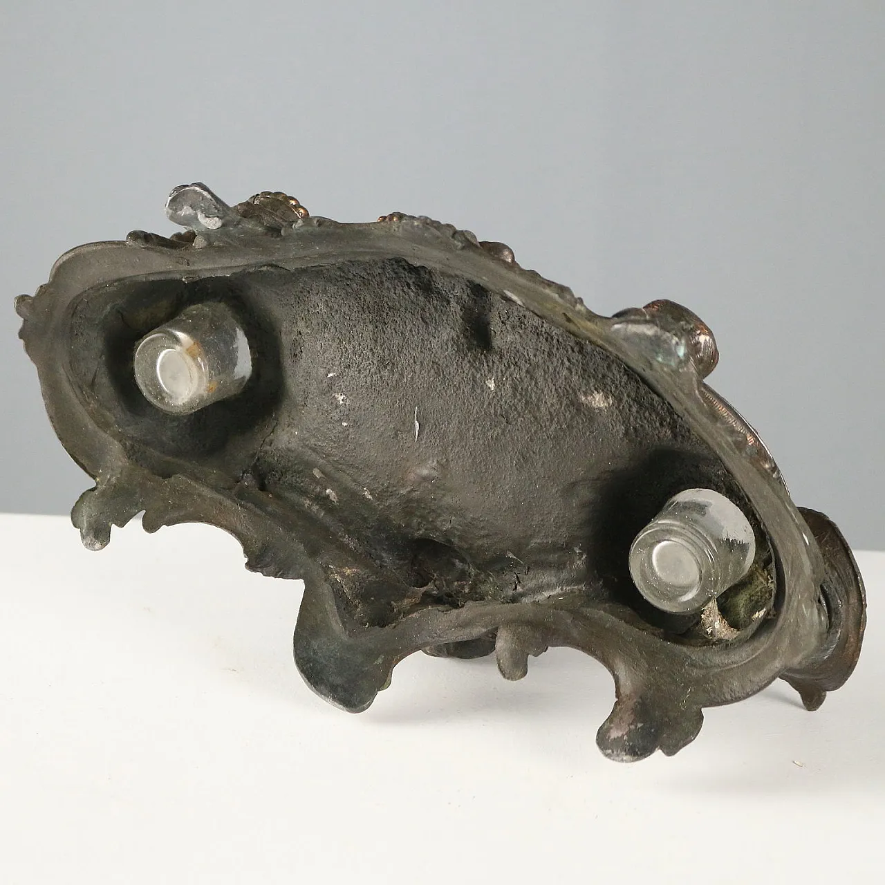 Inkwell in bronze patinated metal, 20th century 9