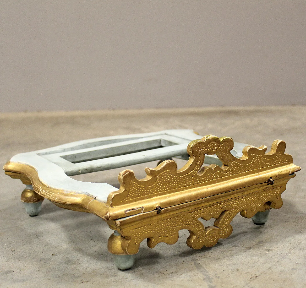 18th century Italian lacquered and gilded wooden table lectern 3