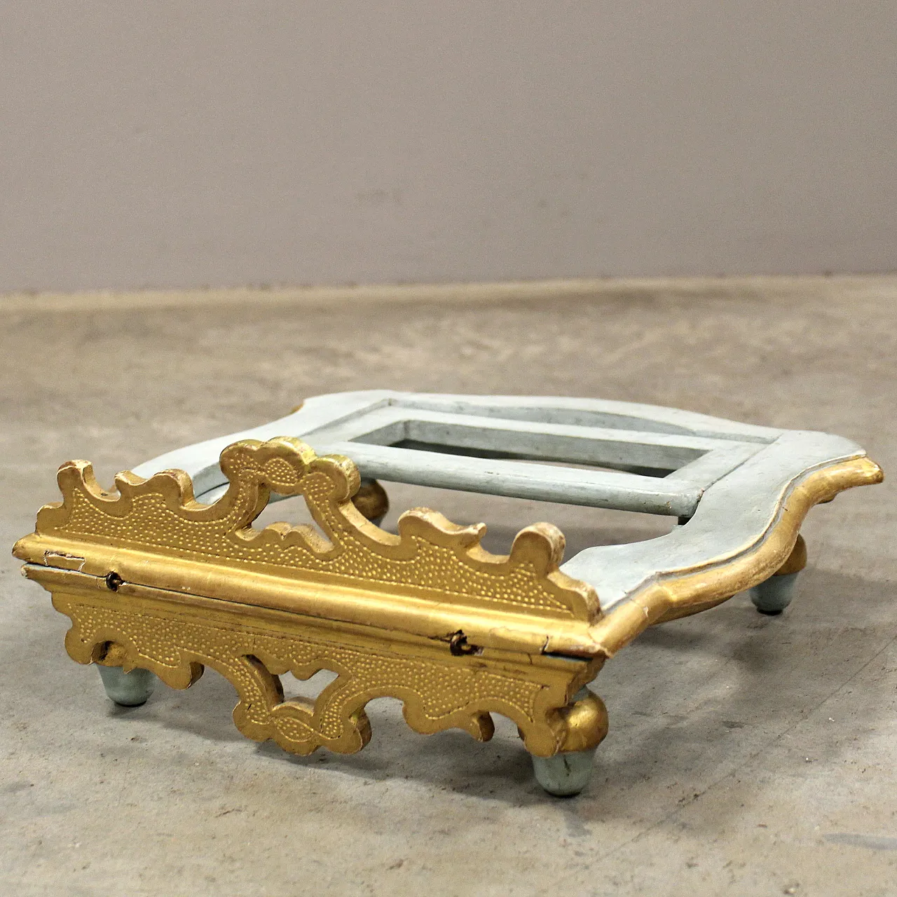18th century Italian lacquered and gilded wooden table lectern 4