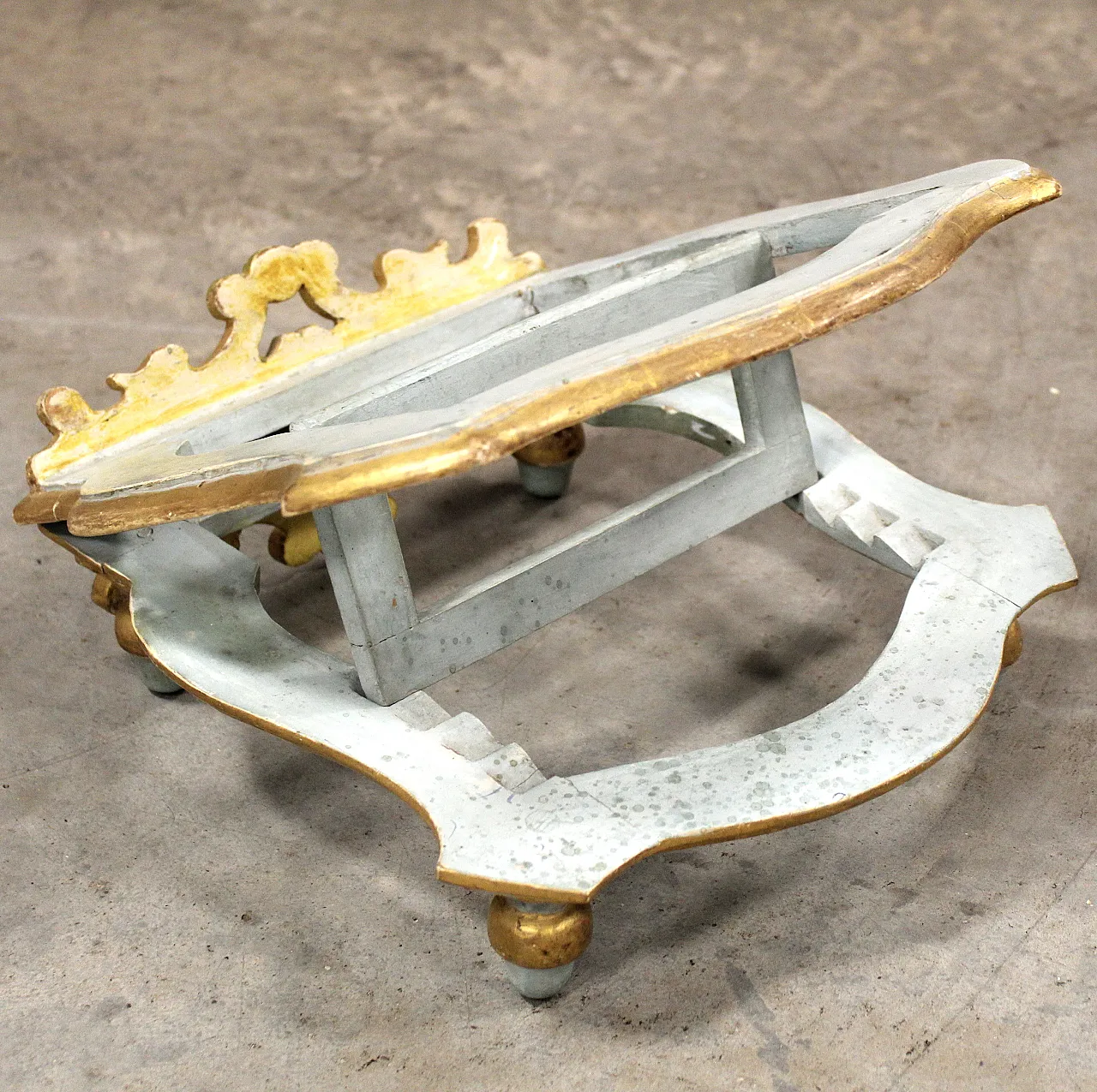 18th century Italian lacquered and gilded wooden table lectern 9
