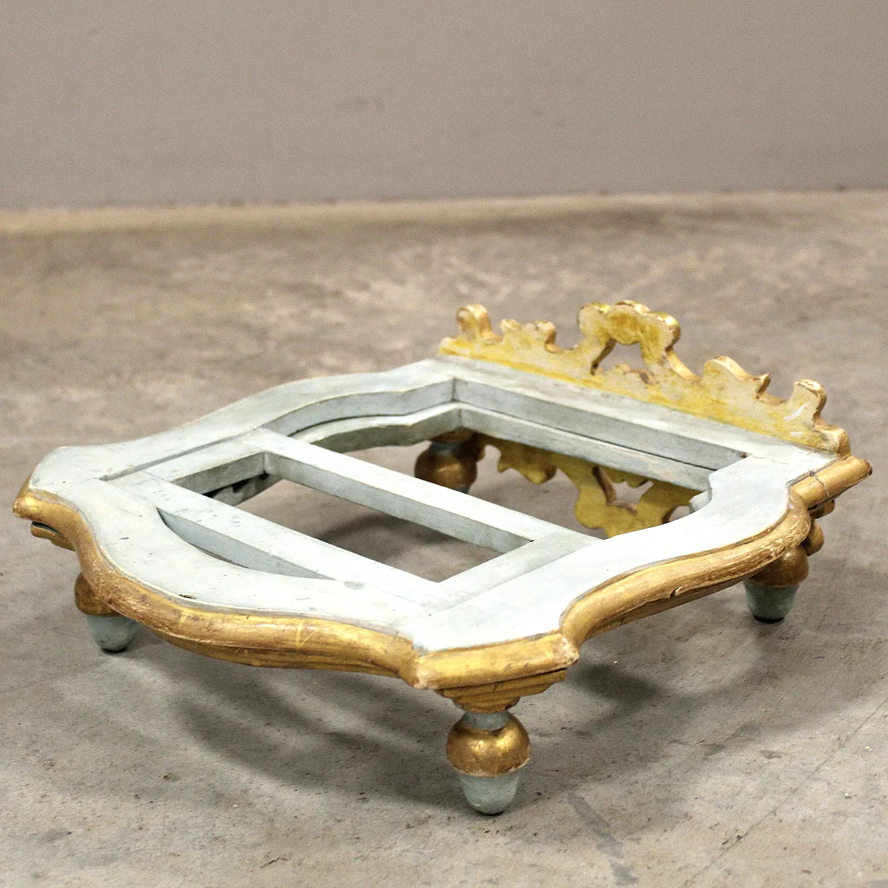 18th century Italian lacquered and gilded wooden table lectern 10