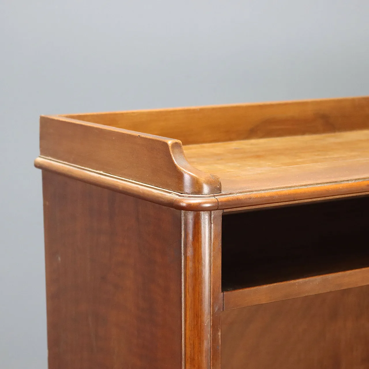 Open walnut bookcase with balustrade, 20th century 3