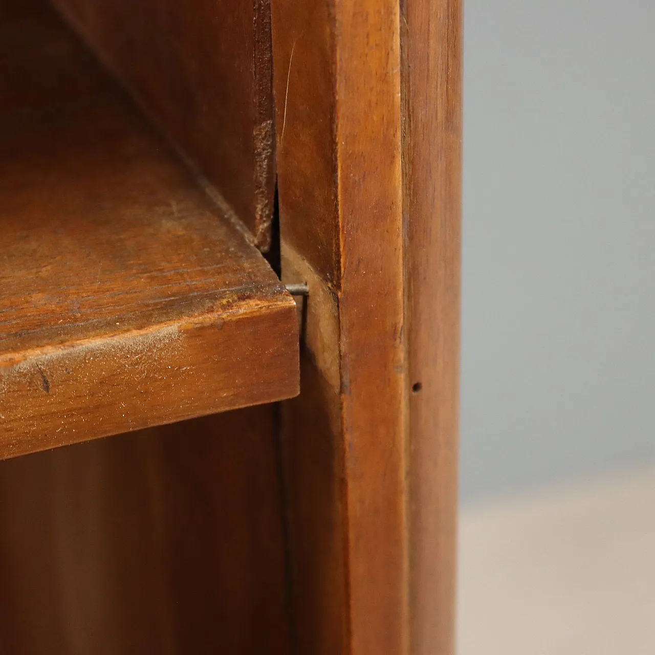 Open walnut bookcase with balustrade, 20th century 6