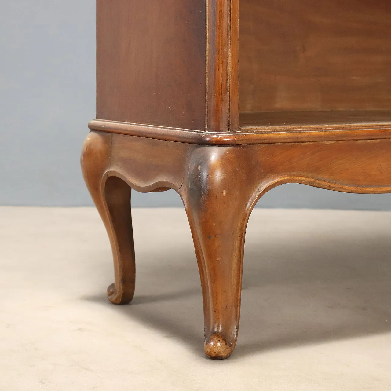 Open walnut bookcase with balustrade, 20th century 7