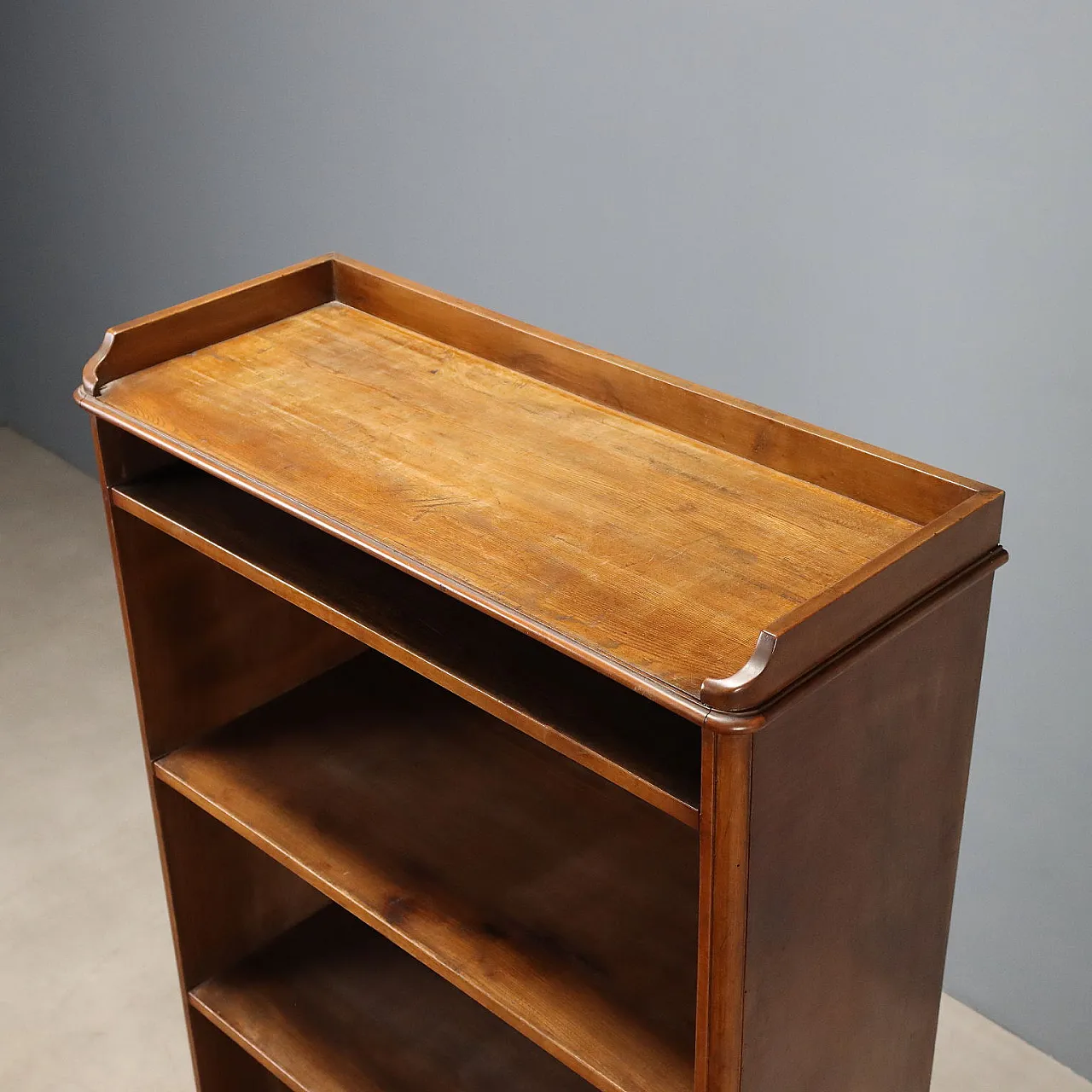 Open walnut bookcase with balustrade, 20th century 8
