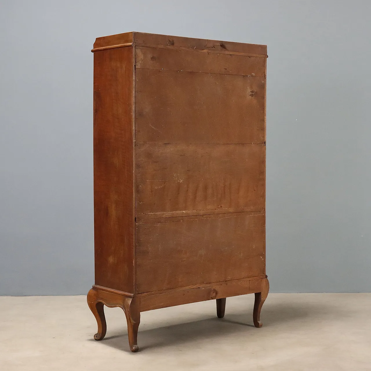 Open walnut bookcase with balustrade, 20th century 9