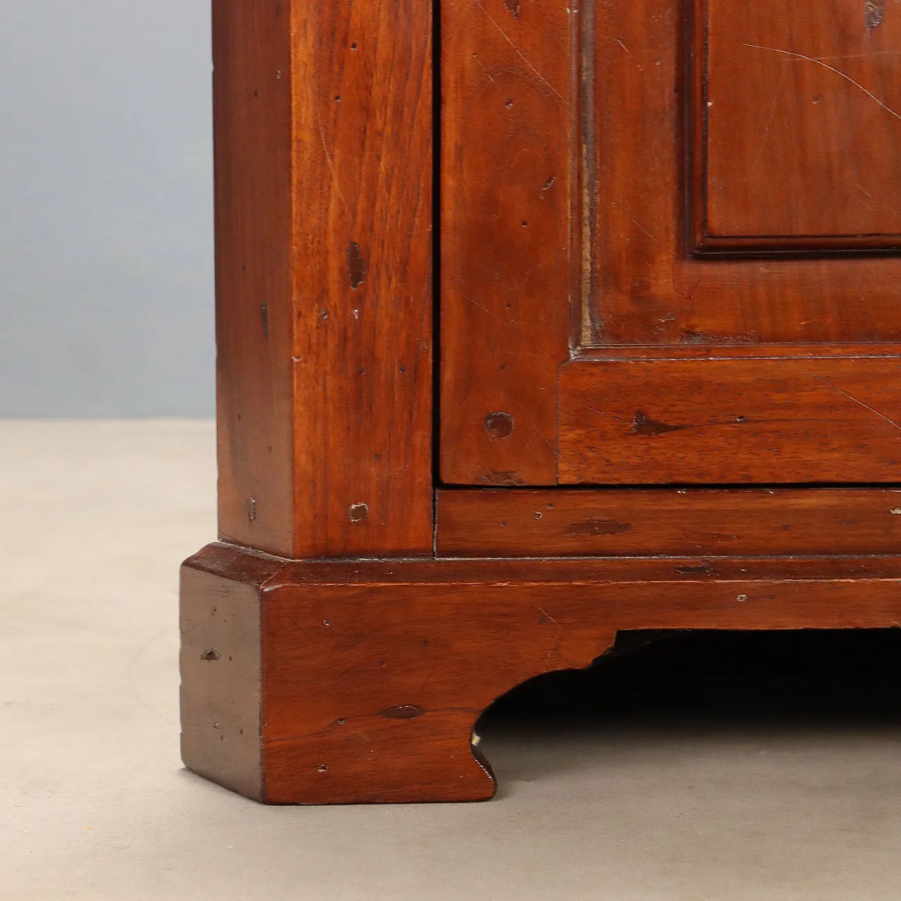 Walnut and chestnut corner cabinet, 19th century 7