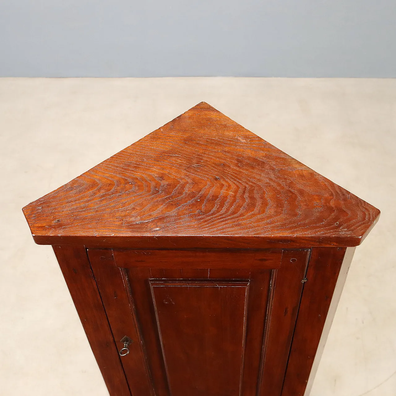 Walnut and chestnut corner cabinet, 19th century 8