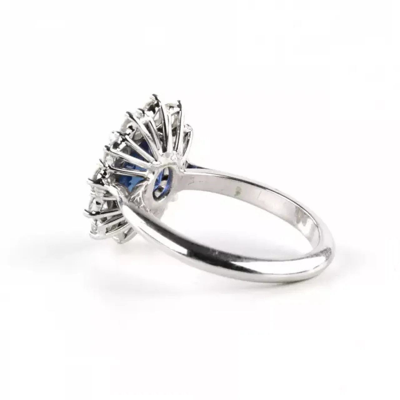 Gold ring of classic design, 20th century 2