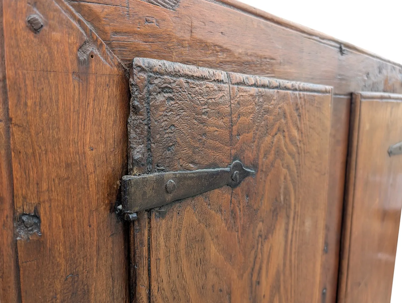 Two-door chestnut wood cabinet from the late 17th century - Tuscany, Italy 8