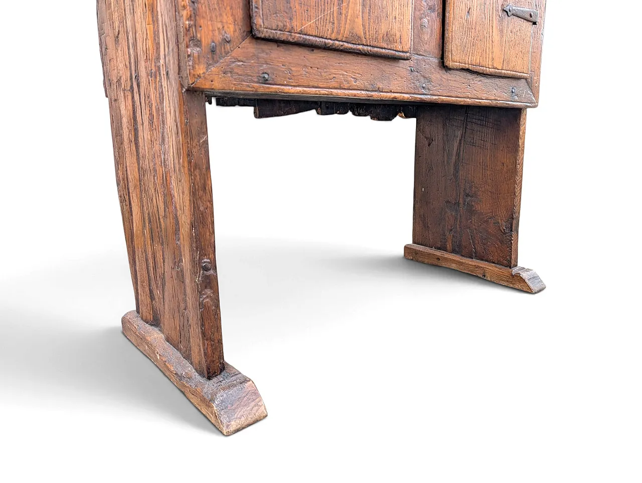 Two-door chestnut wood cabinet from the late 17th century - Tuscany, Italy 10