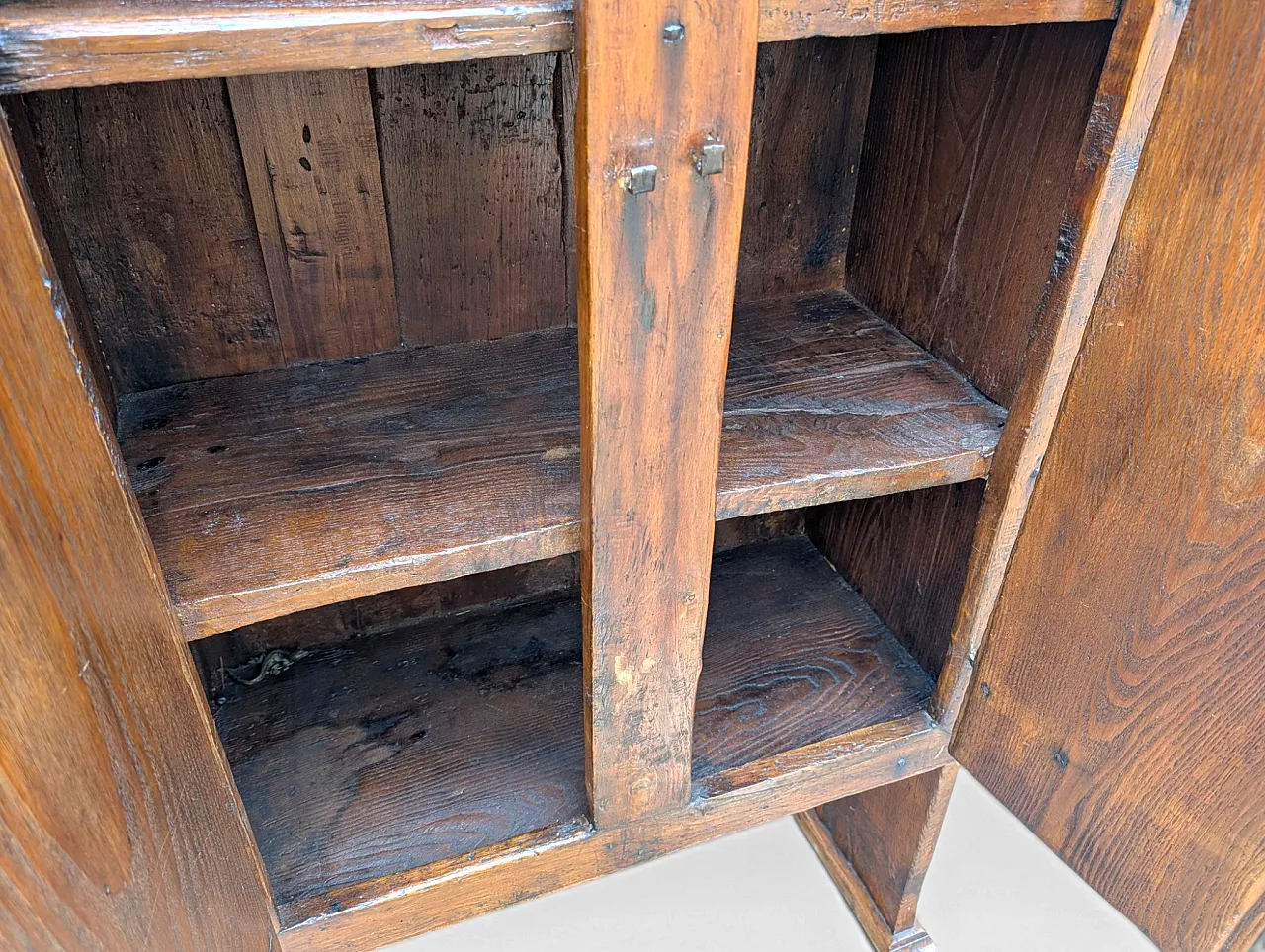 Two-door chestnut wood cabinet from the late 17th century - Tuscany, Italy 13