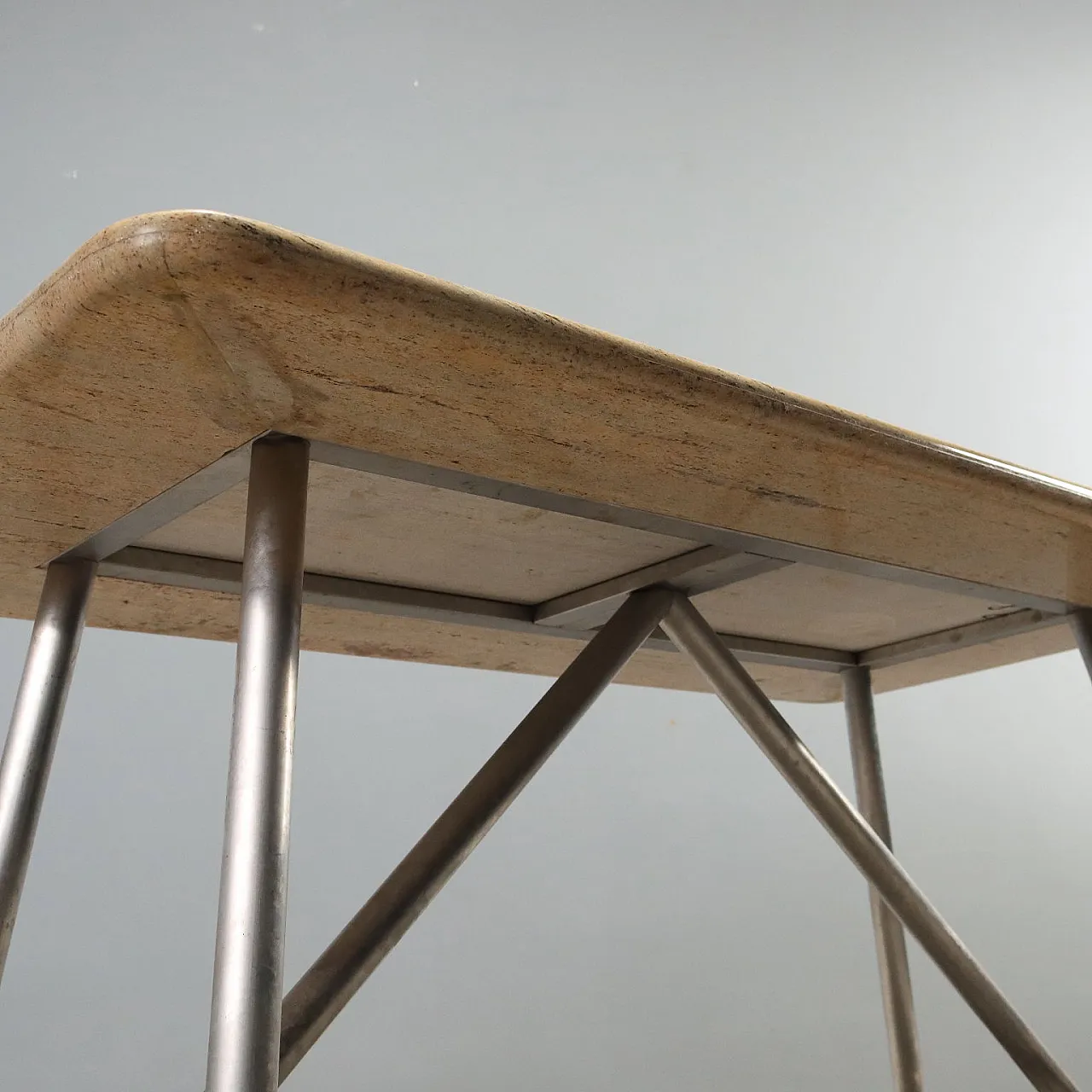 Table in chromed aluminum and marble, 1970s 9