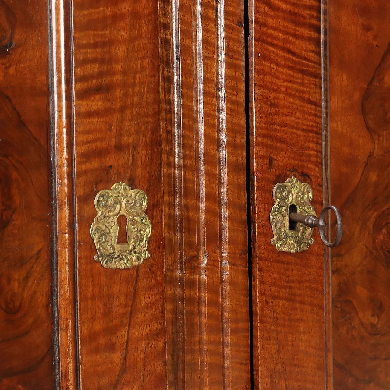Baroque walnut sideboard, 19th century 7