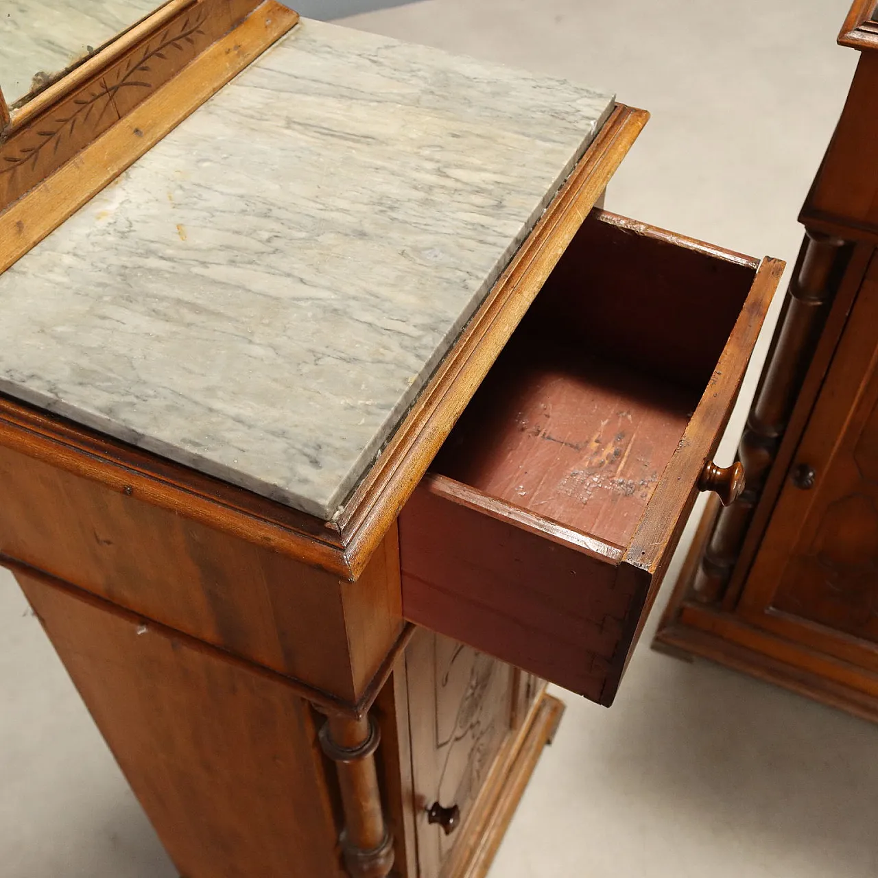 Pair of walnut bedside tables, 19th century 4