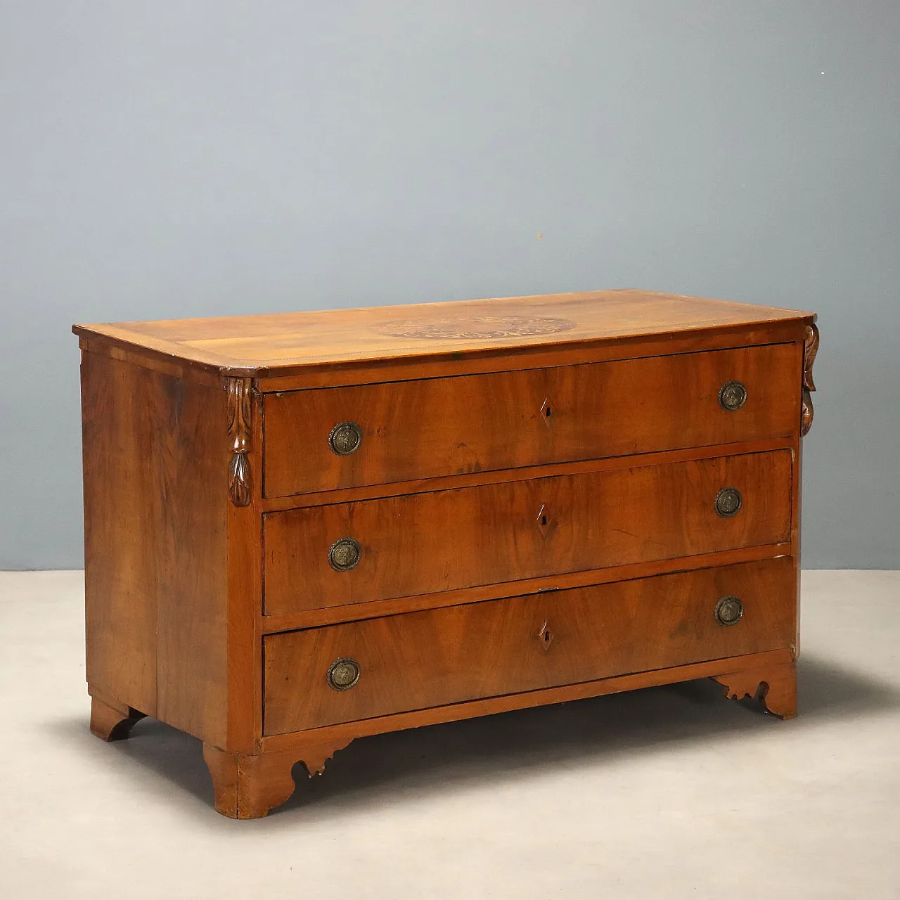 Walnut chest of drawers with central inlay, early 20th century 1
