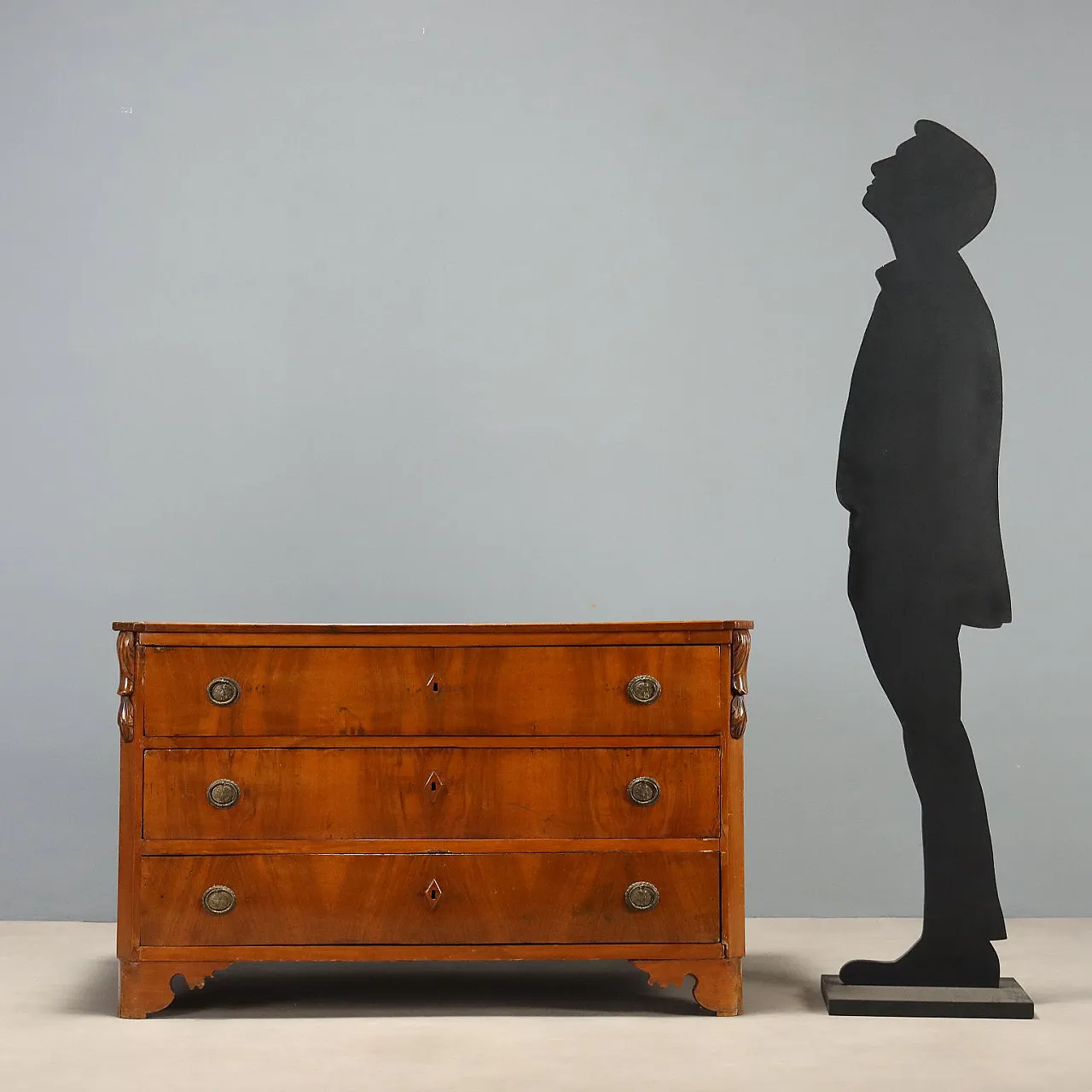 Walnut chest of drawers with central inlay, early 20th century 2