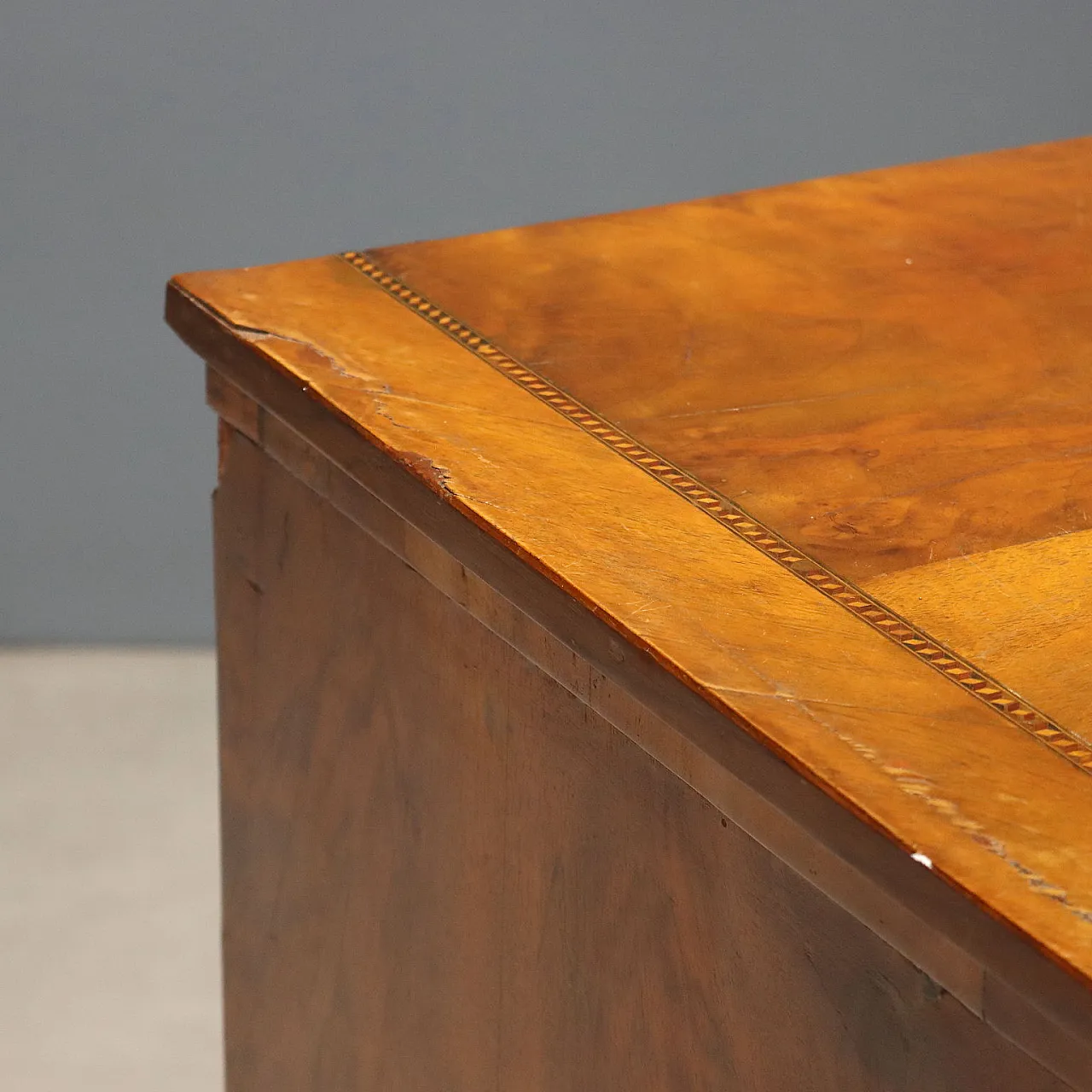 Walnut chest of drawers with central inlay, early 20th century 4