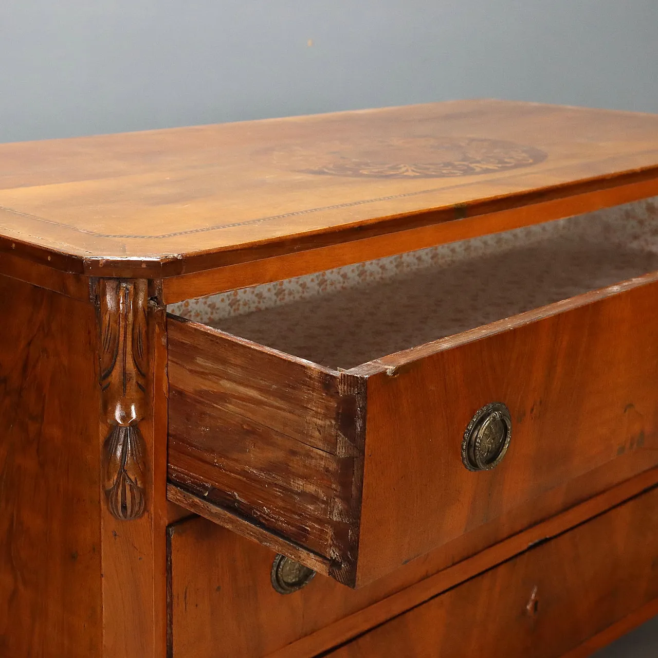 Walnut chest of drawers with central inlay, early 20th century 5