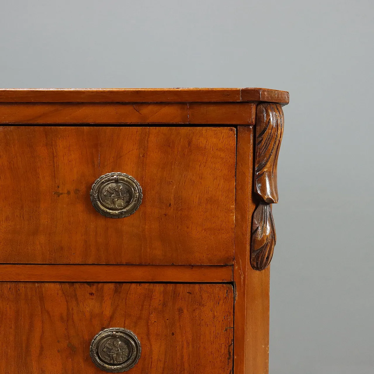 Walnut chest of drawers with central inlay, early 20th century 6