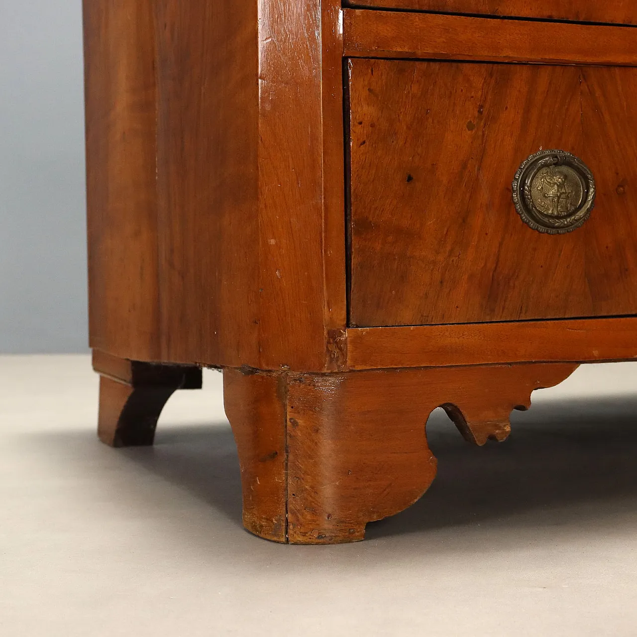 Walnut chest of drawers with central inlay, early 20th century 7