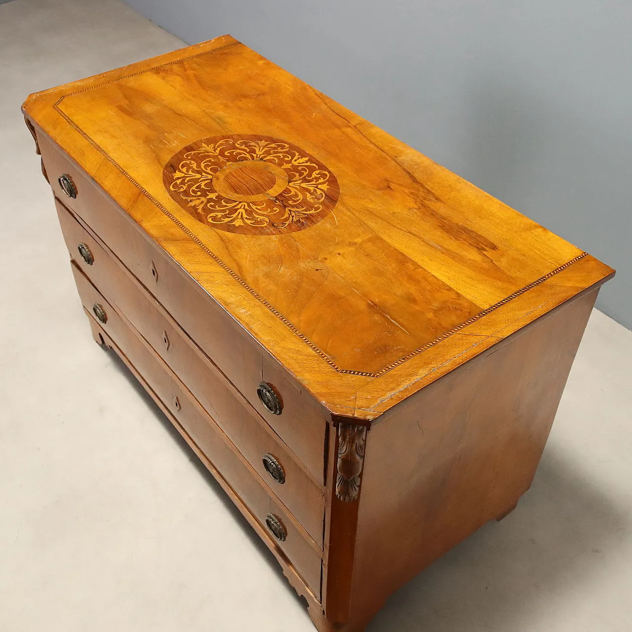 Walnut chest of drawers with central inlay, early 20th century 8